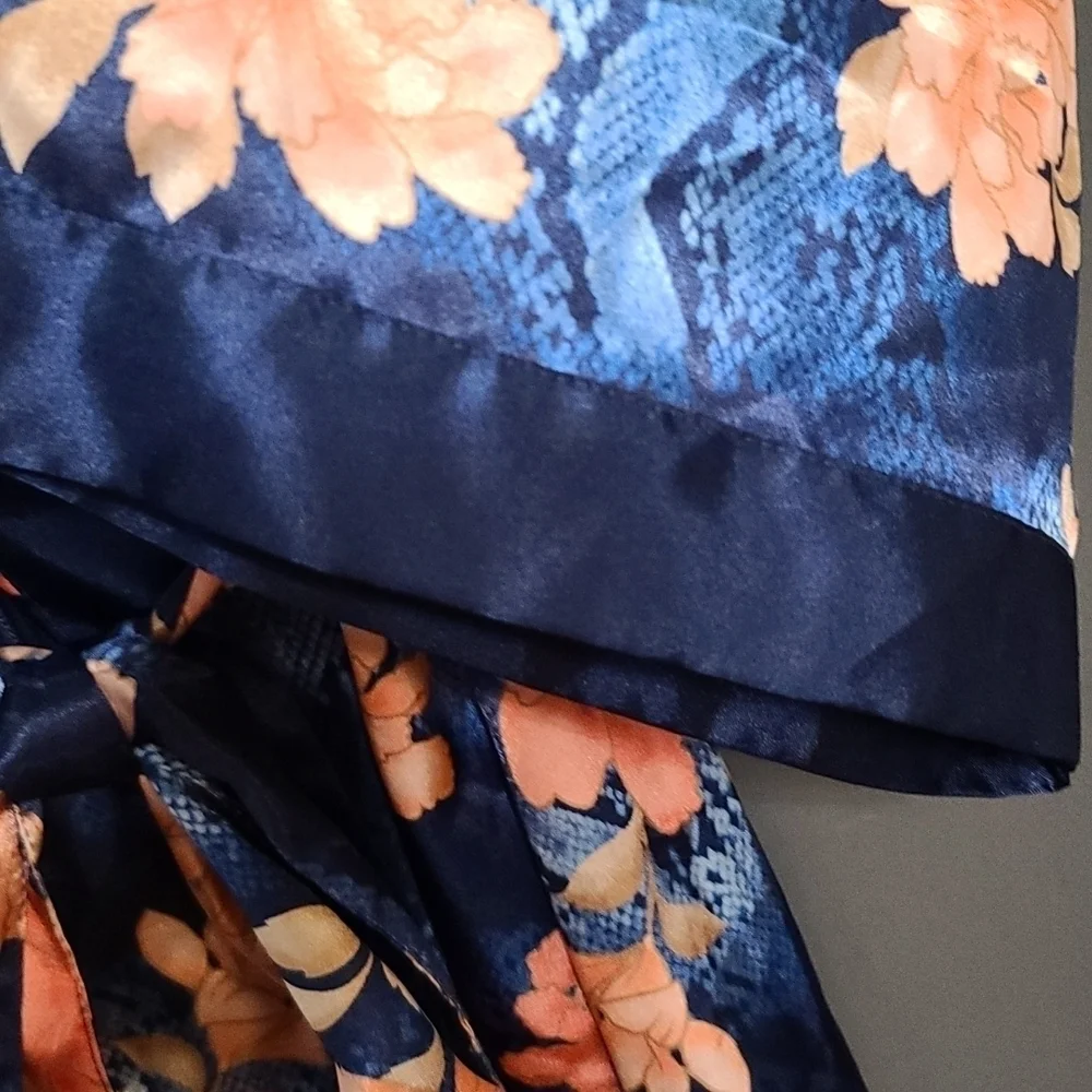 Thalia &Sodi Intimates Robe Floral Snakeskin Design Wrap Belted‎ Size S/M EUC